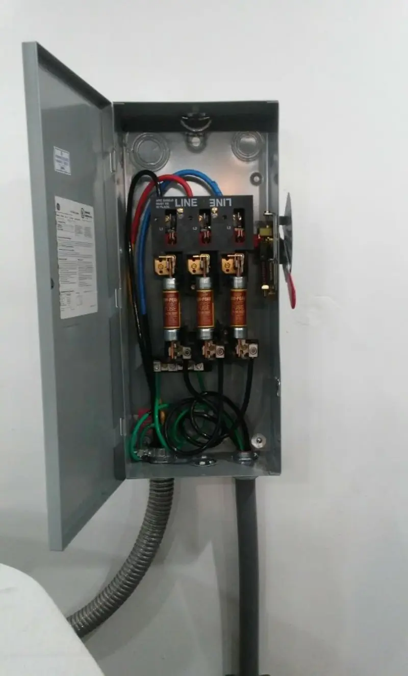 Three-phase disconnect switch installed for Smoke Detector Installation in Pocahontas